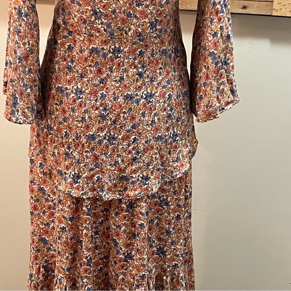 Rachel Zoe Multicolor Floral 2 Piece Dress, with bell sleeves. Light & Flowing - Picture 4 of 16